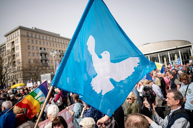 Eine Flagge mit der Friedenstaube ist auf dem traditionellen Ostermarsch in Berlin unter dem Motto «Kriegstüchtig - Nie wieder» zu sehen