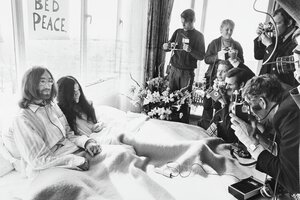 John Lennon und yoko Ono im Bett umringt von Fotografen