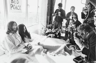 John Lennon und yoko Ono im Bett umringt von Fotografen