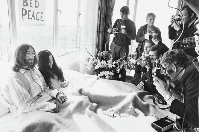 John Lennon und yoko Ono im Bett umringt von Fotografen