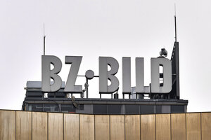 Das BZ BILD-Logo auf dem Dach des Axel-Springer-Hochhauses in Berlin