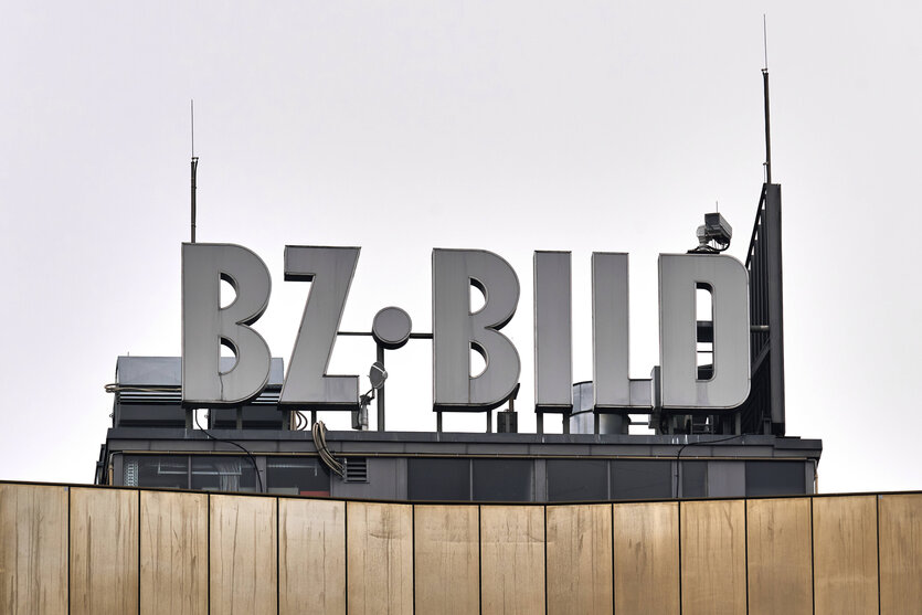 Das BZ BILD-Logo auf dem Dach des Axel-Springer-Hochhauses in Berlin