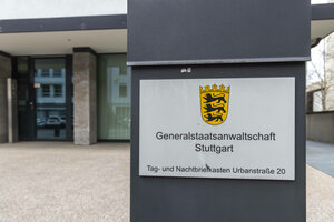 Behördenschild an einem Gebäude