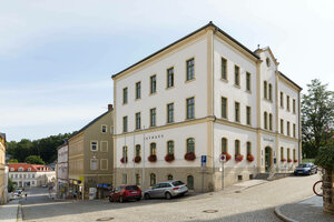 Eine leere Kreuzung vor dem Rathaus in Sebnitz, Sachsen