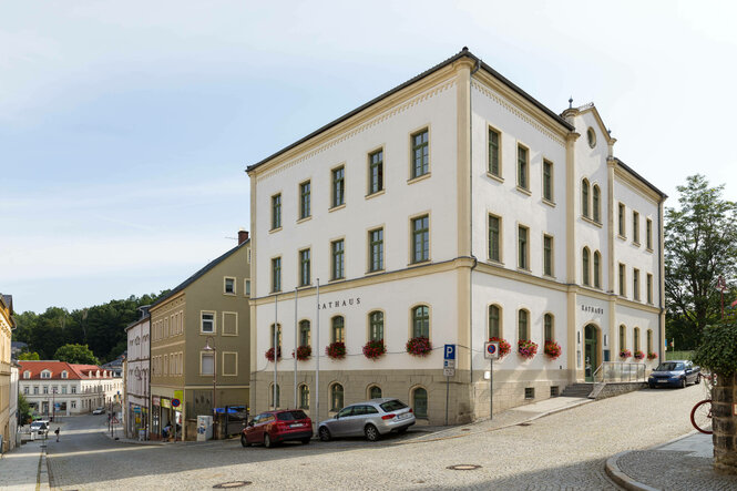 Eine leere Kreuzung vor dem Rathaus in Sebnitz, Sachsen