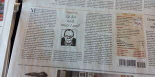 Ausriss aus dem Tagesspiegel mit Bild eines Mannes mit Brille