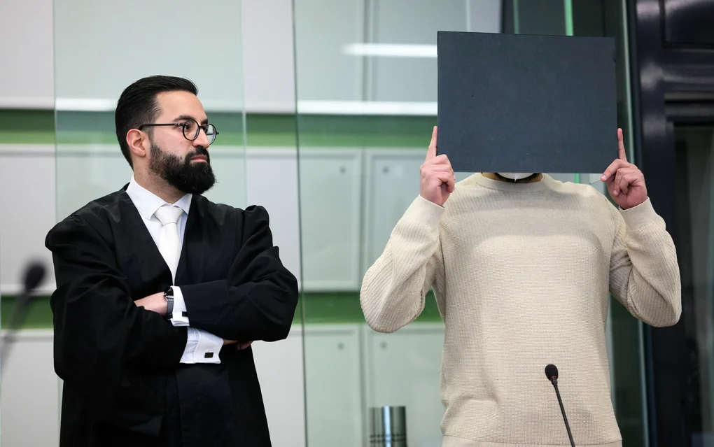 Der Angeklagte steht mit seinem Rechtsanwalt Ehssan Khazaeli (l) beim Prozess wegen einer Attacke auf den jüdischen Studenten Lahav Shapira im Kriminalgericht Moabit.