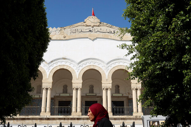 Eine Frauenkopf mit Kopftuch im seitlichen Profil vor dem Justizpalast in Tunis