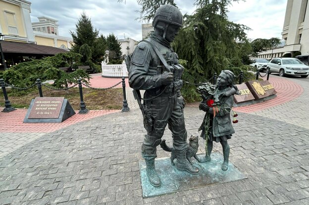 Ein Denkmal erinnert daran, wie die damals so bezeichneten «grünen Menschen», Uniformierte ohne Hoheitszeichen, von Russland auf die Krim geschickte wurden, um dort die Kontrolle Moskaus durchzusetzen und den Weg für die Annexion freizumachen