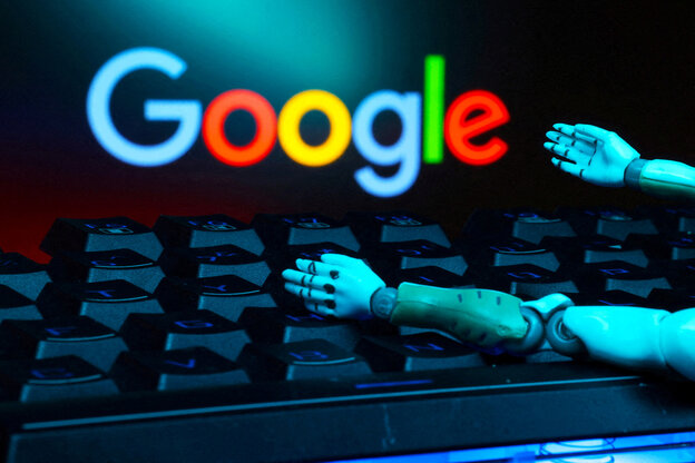 Zwei Roboterhände greifen nach dem Google-Logo, im Hintergrund scheint eine Computertastatur durch