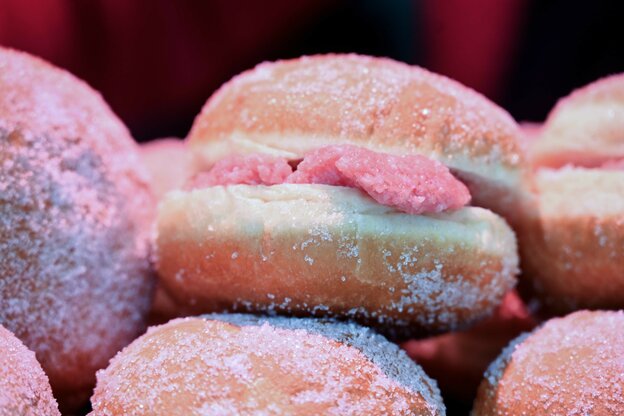 Ein Berliner, Krapfen oder Pfannkuchen, mit Mett in der Mitte