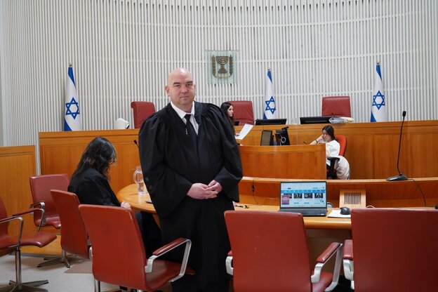 Ein Anwalt in seiner schwarzen Robe