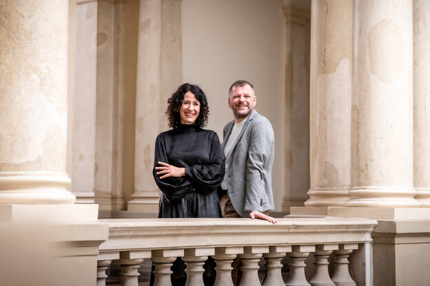 Bettina Jarasch und Werner Graf auf einem Balkon im Treppenhaus des Abgeordnetenhauses
