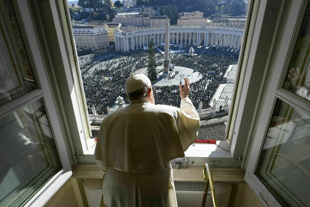 Papst Franziskus erteilt den Gläubigen während des Angelusgebets auf dem Petersplatz im Vatikan seinen Segen