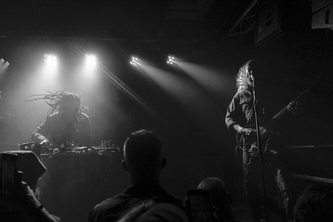 Ein Bild vom Konzert in Schwarz-Weiß
