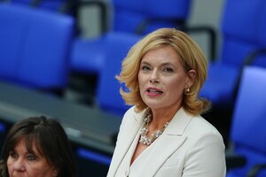 Portrait von Julia Klöckner im Plenarsaal des Deutschen Bundestages