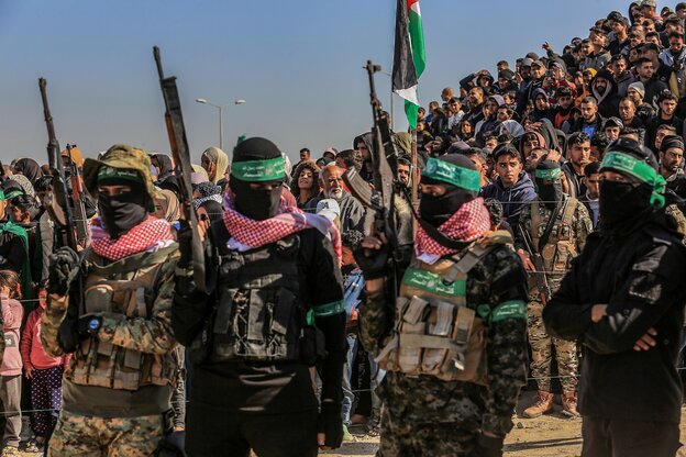 Hamas-Kämpfer bei einer Übergabe israelischer Geiseln am 15. Februar in Chan Junis im Gazastreifen