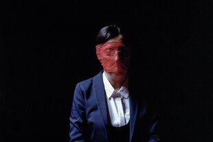 Ein Foto von Nazik Armenakyan, aus der Serie "Red, Black White"