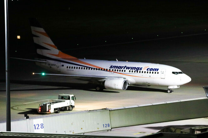 Ein Flugzeug nach der Landung bei Nacht