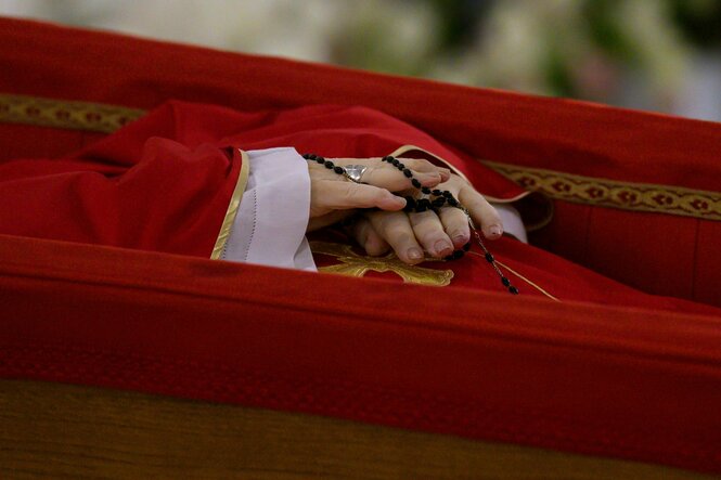 Die Hände des verstorbenen Papstes mit Rosenkranz