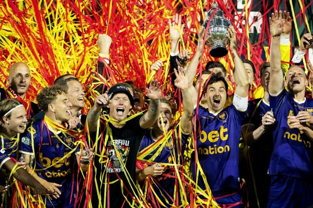 Spieler der Go Ahead Eagles jubeln im Luftschlangenregen