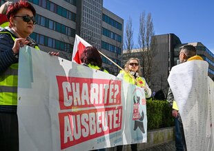 Angestellte des Charité Facility Managements (CFM) demonstrieren für die Eingliederung in den Tarifvertrag des öffentlichen Dienstes (TVöD)