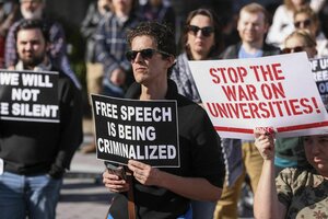 Protest gegen die Regierung: Menschen halten Schilder hoch mit Slogans wie: Stop war on universities