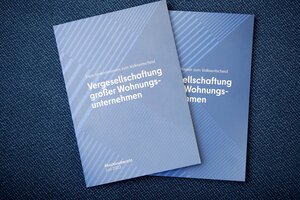 Das Bild zeigt den Abschlussbericht der Expert*innenkommission zur Vergesellschaftung