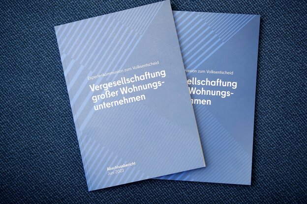 Das Bild zeigt den Abschlussbericht der Expert*innenkommission zur Vergesellschaftung