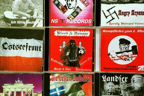 Mehrere Cover von Nazi-Rock-CDs