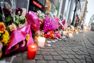 blumen und kerzen in einer geschaeftsstrasse