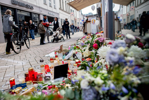 blumen und kerzen in einer geschaeftsstrasse