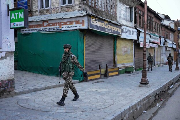 Indische Sicherheitskräfte patrouillieren im von einem Generalstreik geschlossnenen kaschmirischen Touristenort Pahalgam am Tag nach dem Angriff