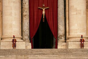 Zwei Wachen der Schweizer Garde stehen vor dem Petersdom, in dem der Papst aufgebahrt liegt