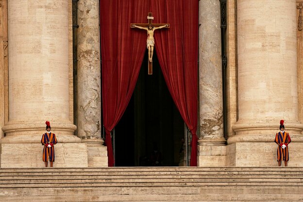 Zwei Wachen der Schweizer Garde stehen vor dem Petersdom, in dem der Papst aufgebahrt liegt