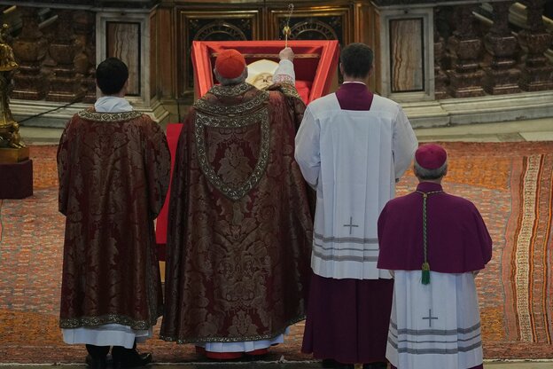Bischöfe vor dem aufgebahrten Papst