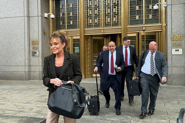 Sarah Palin verlässt das Gericht in Manhattan