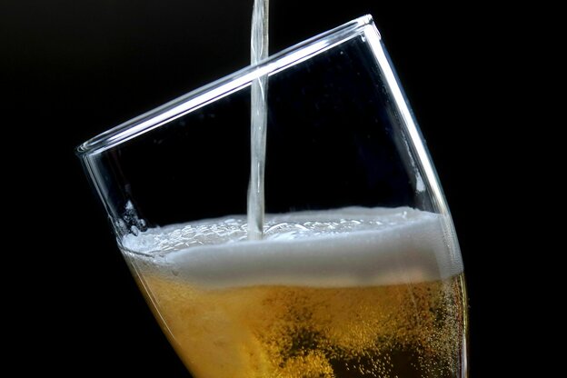 Bier wird in ein Glas gezapft