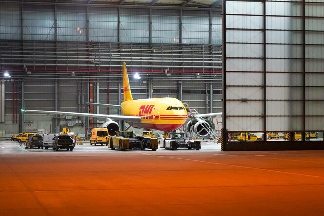 Ein Flugzeug des Logistik-Unternehmens DHL steht im Wartungshangar auf dem Flughafen Leipzig/Halle