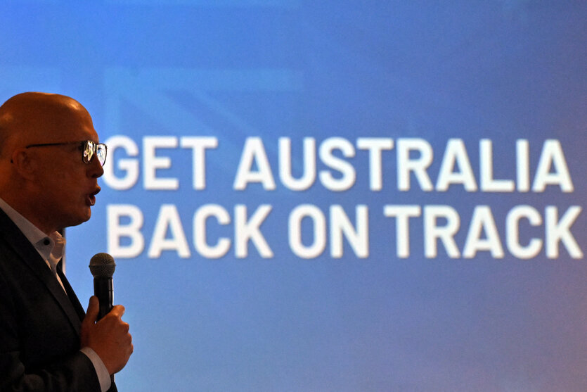 Die Silhouette von Peter Dutton vor einem blauen Hintergrund mit der Schrift "Get Australia Back On Track"