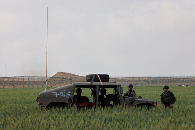 Israelische Soldaten in einem Kornfeld bewachen die Grenze zu Gaza