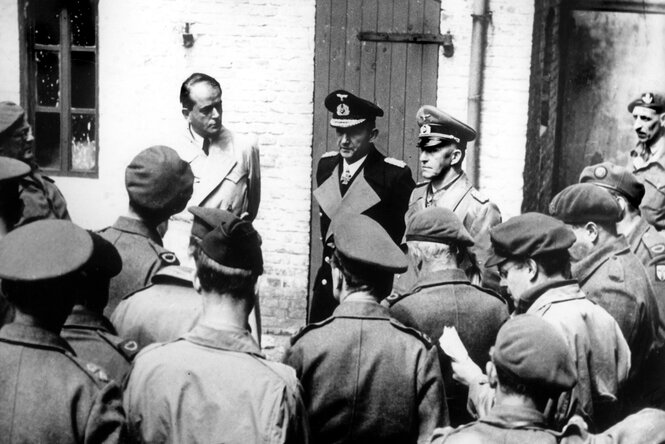 Rüstungsminister Albert Speer, Hitlers Nachfolger Großadmiral Karl Dönitz und der Chef des deutschen Generalstabs, Generaloberst Alfred Jodl beantworten nach ihrer Gefangennahme durch die Briten am 23.05.1945 in Flensburg die Fragen von Kriegskorrespondenten.