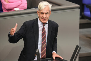 Mathias Middelberg spricht bei einer Sitzung des Bundestags.