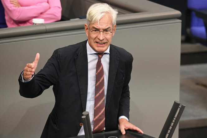 Mathias Middelberg spricht bei einer Sitzung des Bundestags.