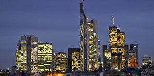 Bankentower von Frankfurt hell erleuchtet im Dämmerlicht