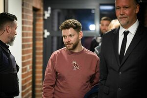 Lahav Shapira betritt das Kriminalgericht mit seinem Rechtsanwalt