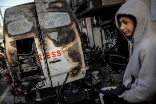 Ein von einer israelischen Rakete Kleinbus von Journalisten in Nuseirat/Gaza