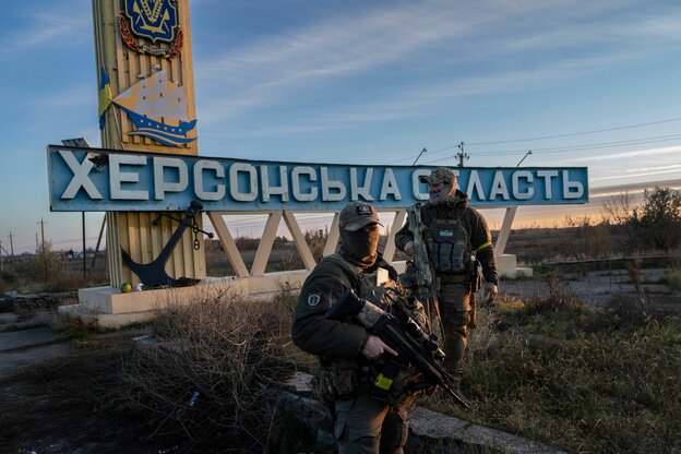 Zwei ukrainische Soldaten stehen neben einem Schild mit der Aufschrift «Gebiet Cherson»