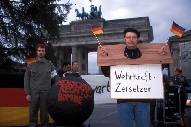Demonstranten anlässlich der Kampagne gegen Wehrpflicht am Brandenburger Tor im Jahr 1999