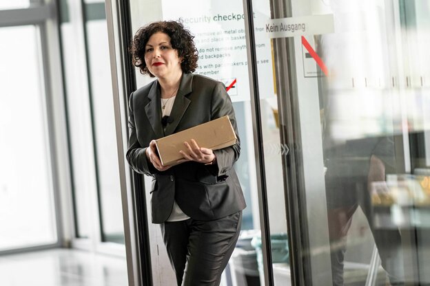 Amira Mohamed Ali (BSW) kommt mit den Unterlagen für den Wahleinspruch des BSW für die Bundestagswahl ins Paul-Löbe-Haus